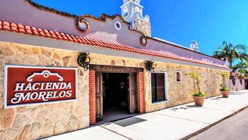 Vista frontal de la propiedad