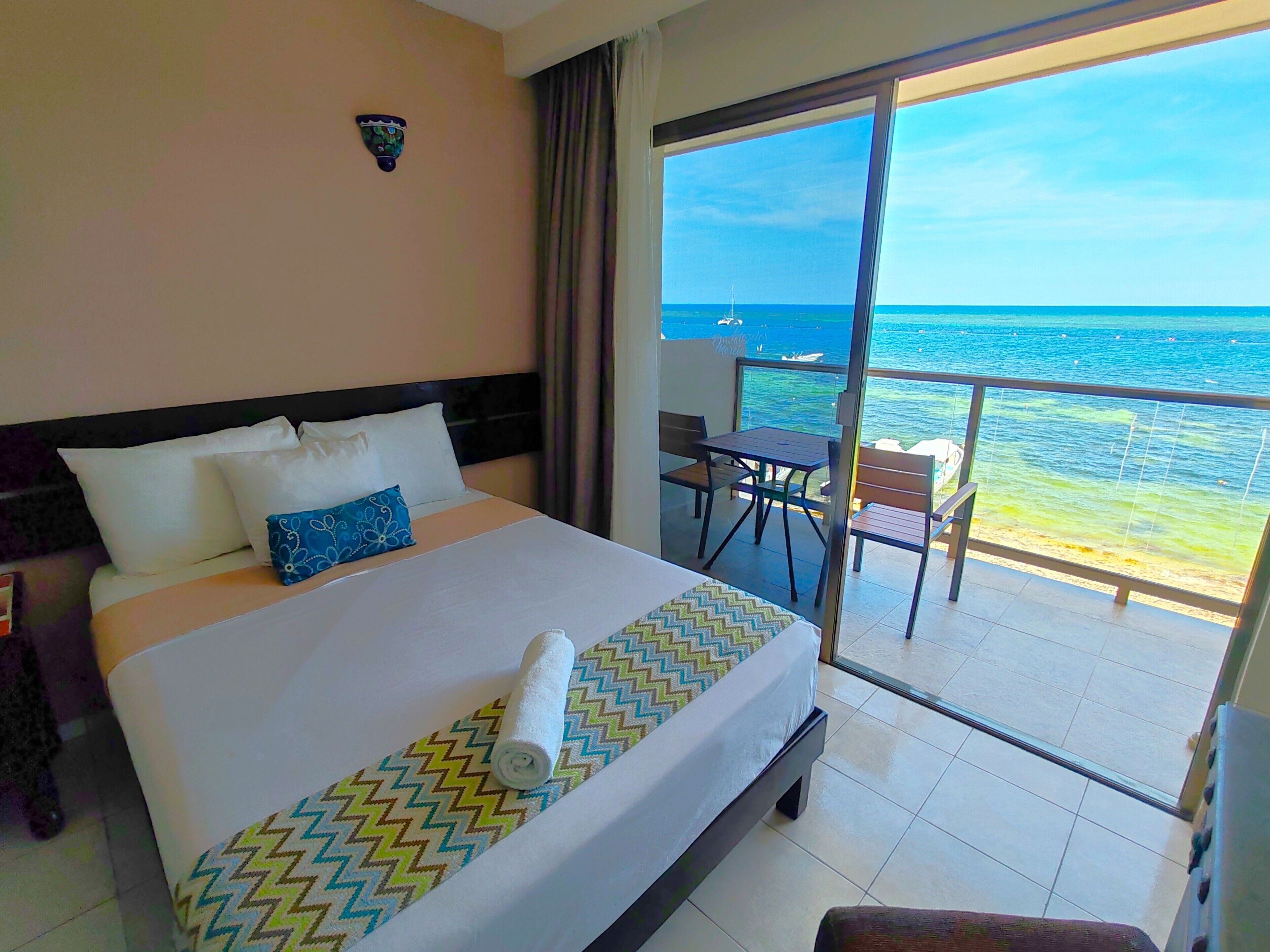 Habitación Deluxe, vista al mar | In-room safe, desk, bed sheets