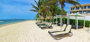 On the beach, sun-loungers - Hacienda Morelos Beach Front Hotel (Puerto Morelos)