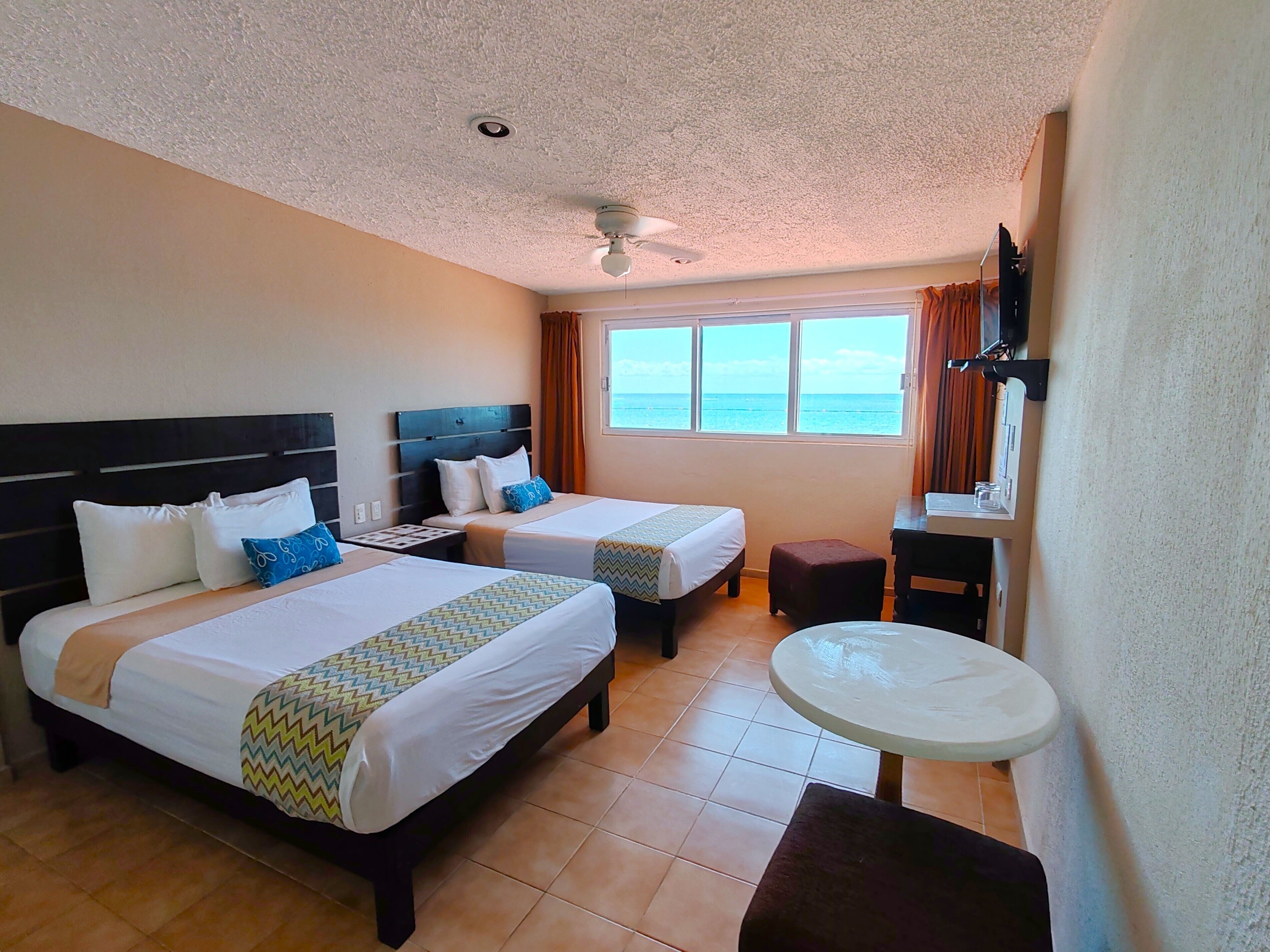 Habitación Superior, vista al Mar (No balcony) | In-room safe, desk, bed sheets