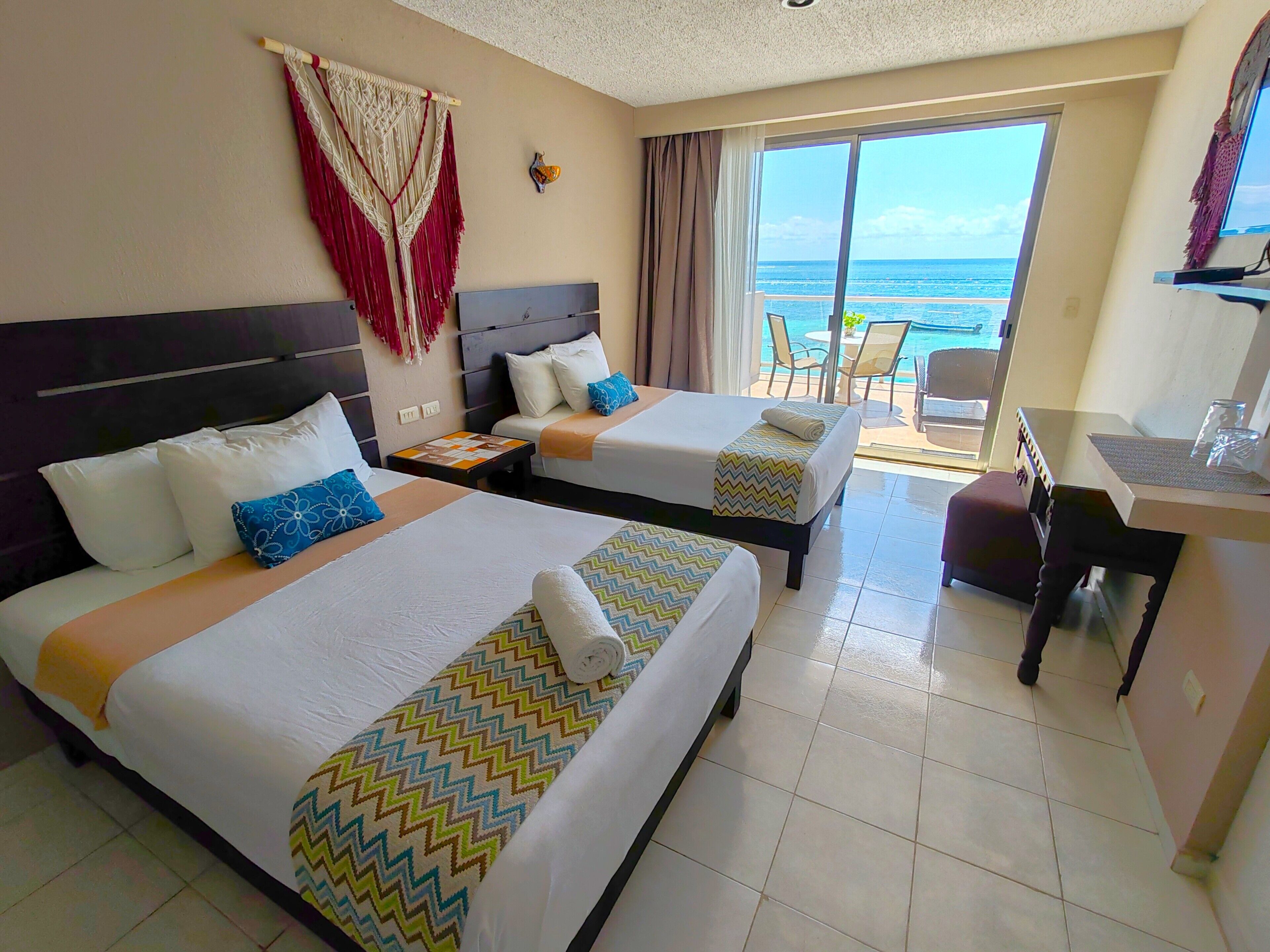 Habitación Premium, Vista al Mar | In-room safe, desk, bed sheets