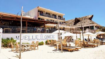 Se sirven desayunos, almuerzos, cenas y cocina local e internacional