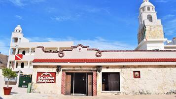 Vista frontal de la propiedad