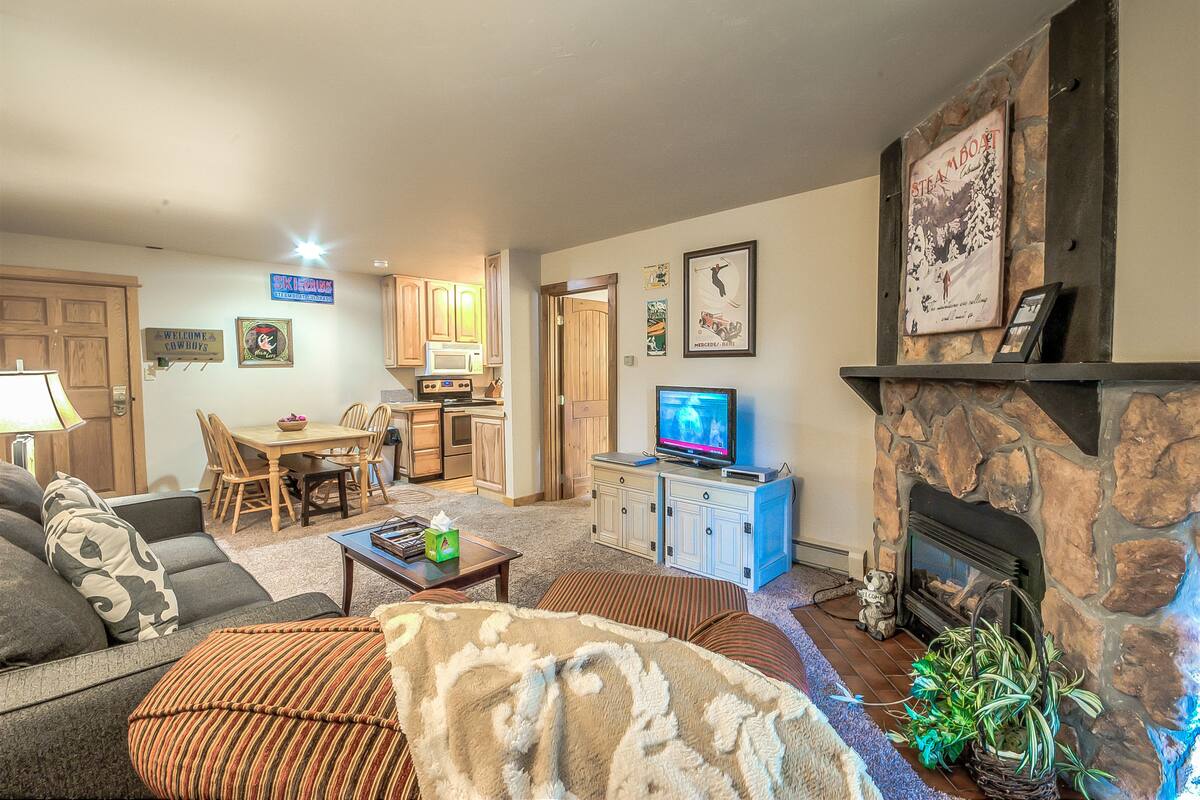 2 Bedroom, 2 Bathroom 234 | Living area | Flat-screen TV, fireplace