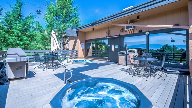 2 Bedroom, 2 Bathroom 325 | Outdoor spa tub - Ski Inn by Retreatia (Steamboat Springs)