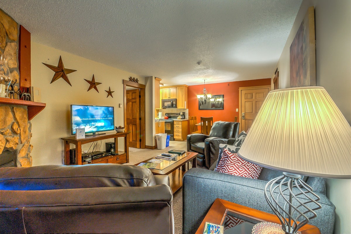 2 Bedroom, 2 Bathroom 325 | Living area | Flat-screen TV, fireplace
