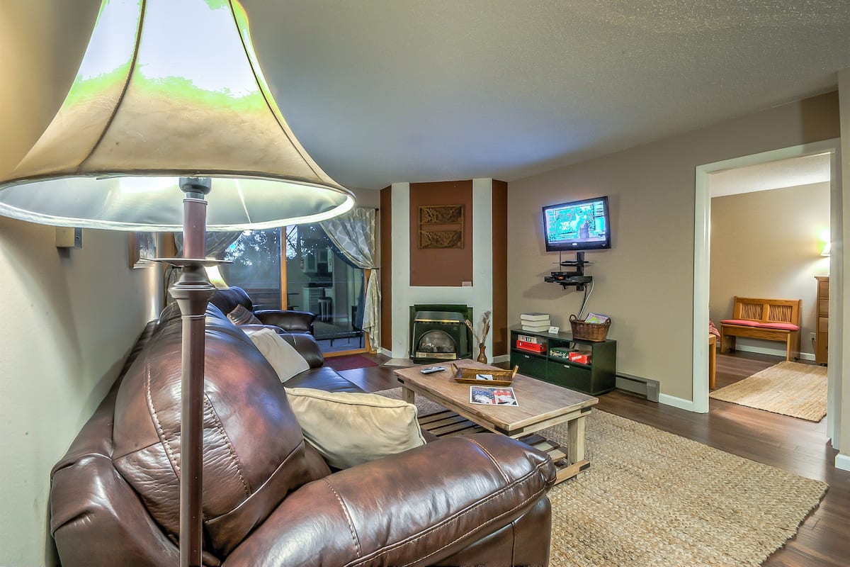2 Bedroom, 2 Bathroom 312 | Living area | Flat-screen TV, fireplace