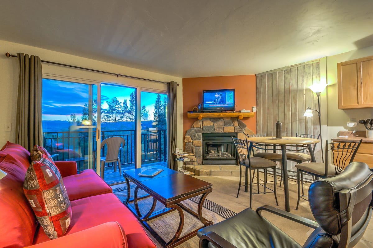 Studio 205 | Living area | Flat-screen TV, fireplace