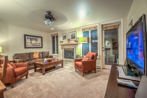 Camera | Area soggiorno | TV a schermo piatto, caminetto