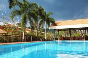 Una piscina al aire libre