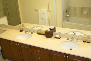 Luxury Room (Luxury Penthouse Suite) | Bathroom | Shower, hair dryer, towels - Luxury Penthouse Suite (Mississauga)
