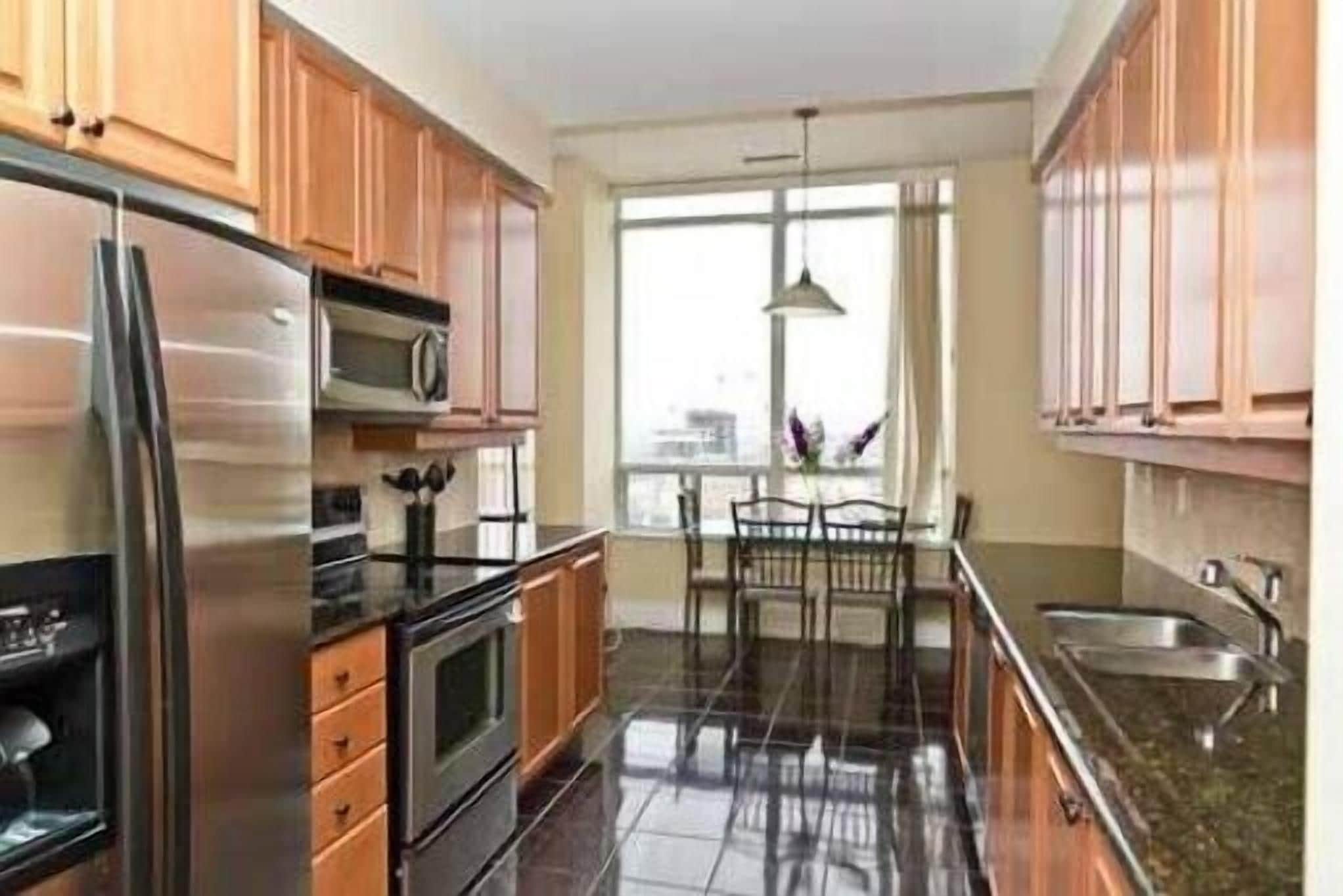 Frigorifero con congelatore, microonde, forno, piano cottura