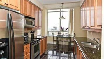 Full-sized fridge, microwave, oven, stovetop