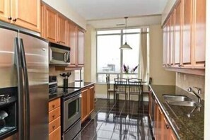 大型雪櫃/冰箱、微波爐、焗爐、爐具