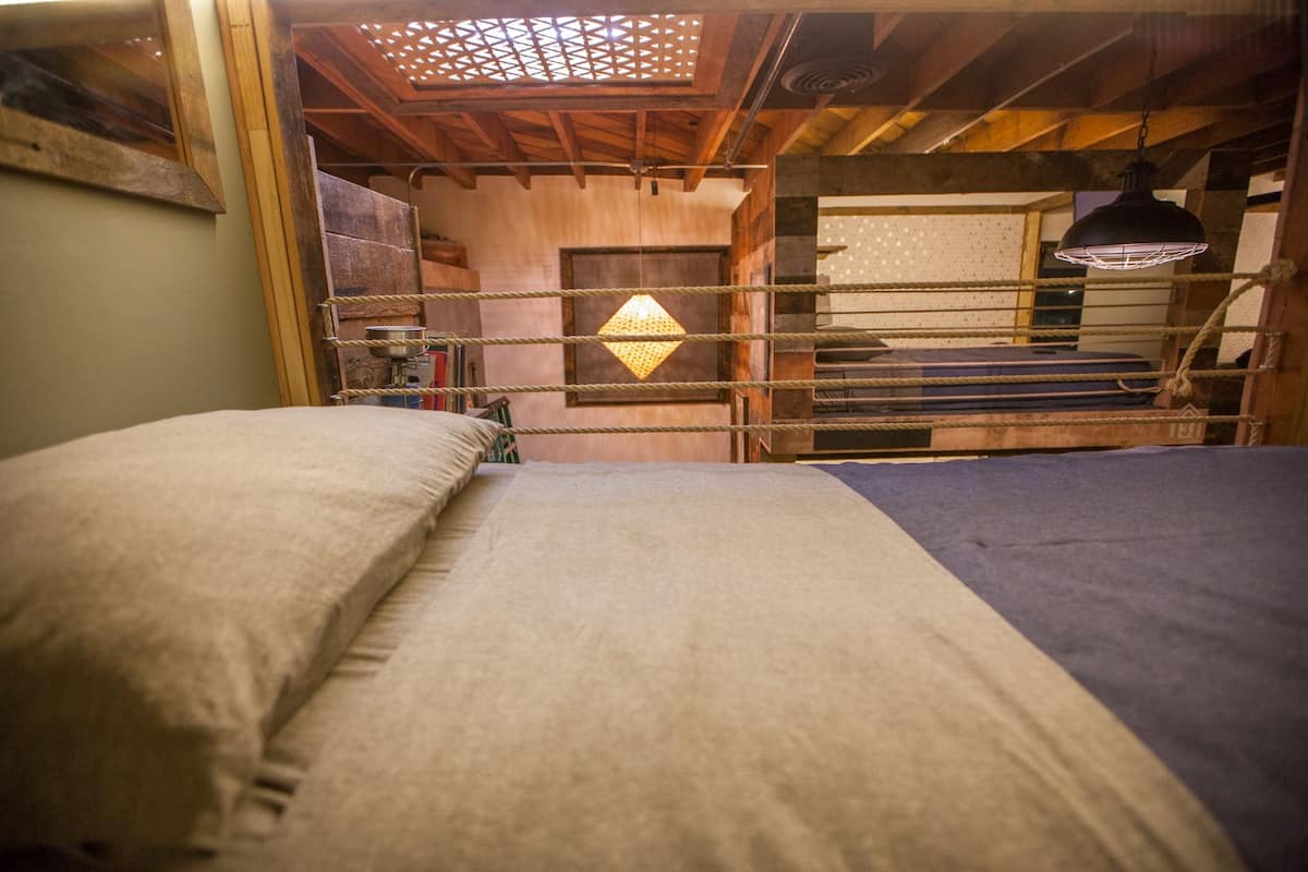 Dormitorio compartido estándar, 1 cama Queen size (shared dorm/no privacy) | Tabla de planchar con plancha, wifi gratis y ropa de cama