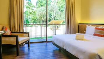 Phòng Deluxe | Két bảo mật tại phòng, bàn, màn/rèm cản sáng