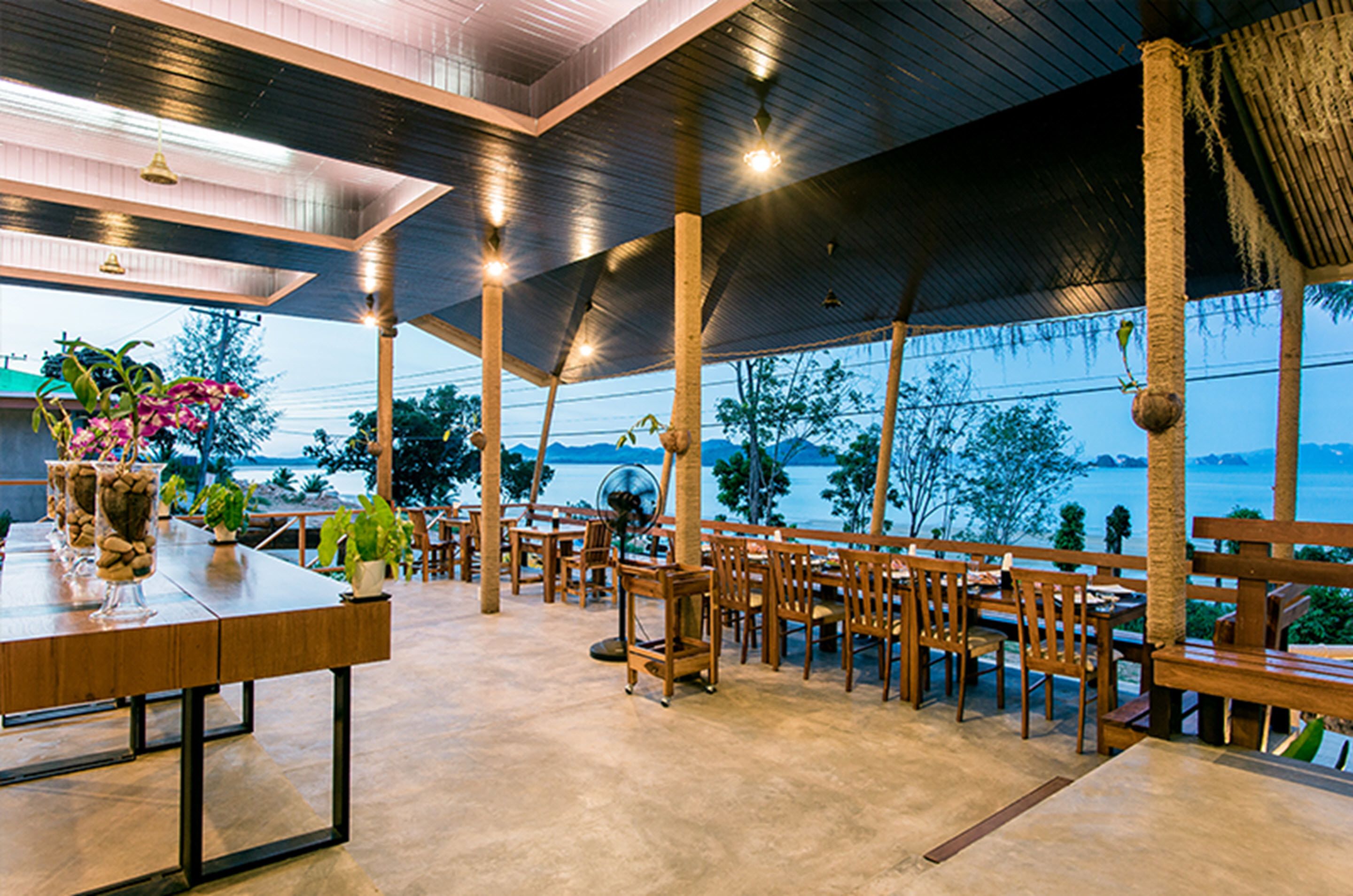 breakfast, lunch, dinner served; international cuisine