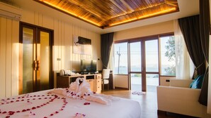 Deluxe Ocean View Grand Pool Villa | มินิบาร์, ตู้นิรภัยในห้องพัก, โต๊ะทำงาน, ผ้าม่านกันแสง