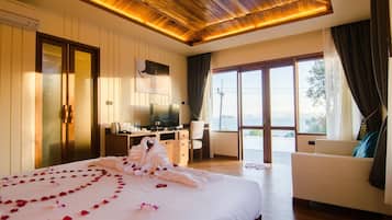 Deluxe Ocean View Grand Pool Villa | Minibar, caja de seguridad en la habitación y escritorio