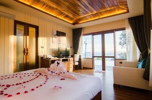 Minibar, caja de seguridad en la habitación y escritorio 