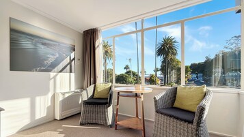 Classic Studio | Living area | Flat-screen TV