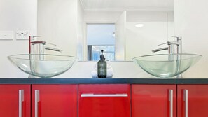 Suite, 1 Bedroom | Bathroom | Shower, free toiletries, hair dryer, towels - Expressotel (Napier)