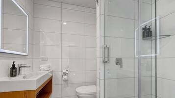 Deluxe Studio | Bathroom