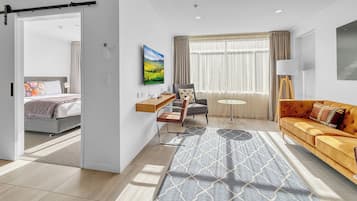 1 habitación, caja de seguridad en la habitación y escritorio