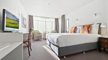 1 habitación, caja de seguridad en la habitación y escritorio