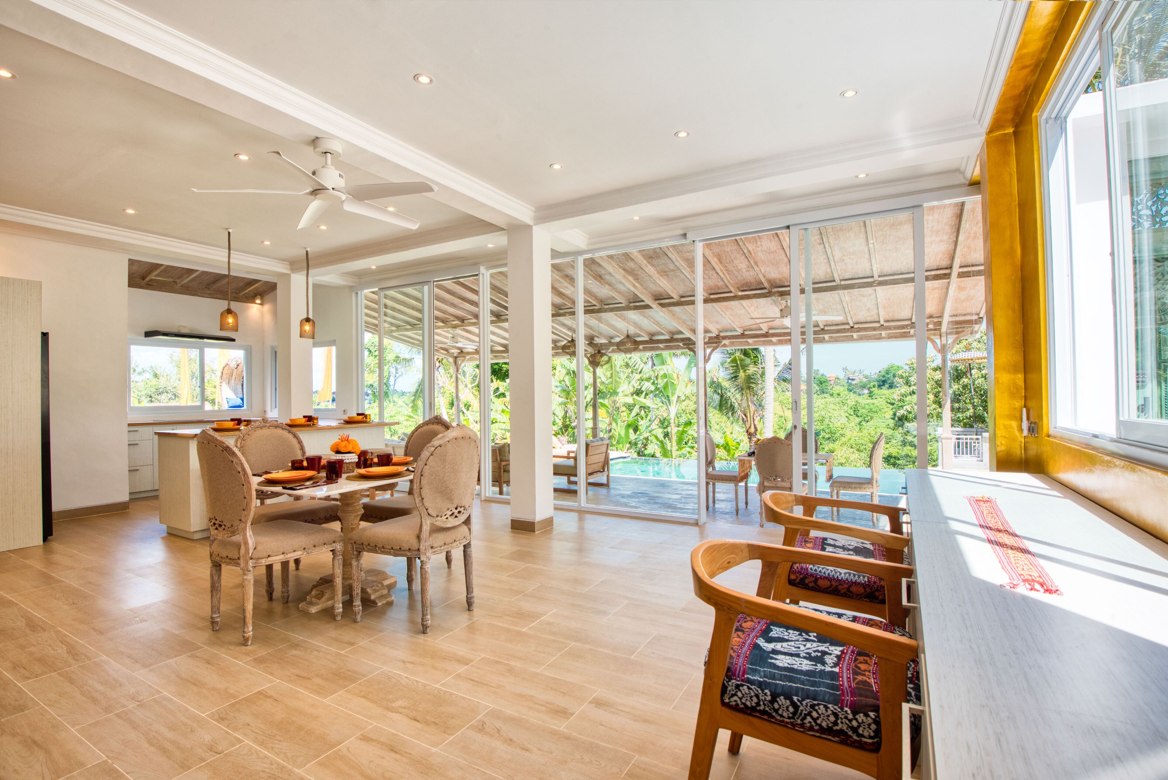 Suíte estúdio superluxo, piscina particular (Boutique Lebah Villa V) | Área de estar | TV de tela plana 60 polegadas com canais a cabo, TV LCD