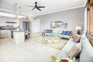 ヴィラ (Lebah III) | リビング エリア | 60 インチの薄型テレビ (ケーブル放送視聴可)、液晶テレビ