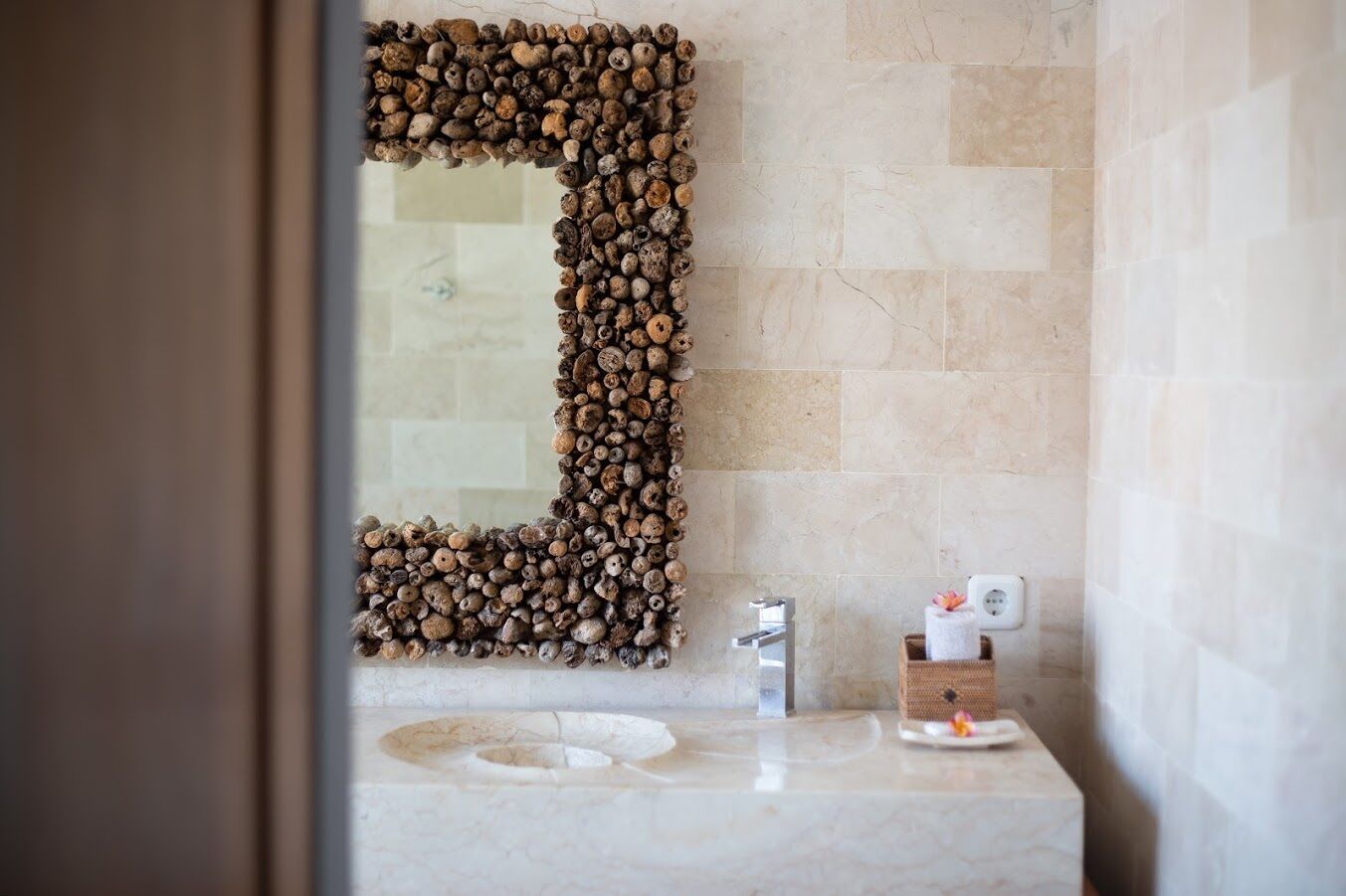 Un baño con lavamanos, espejo y barra para toallas.