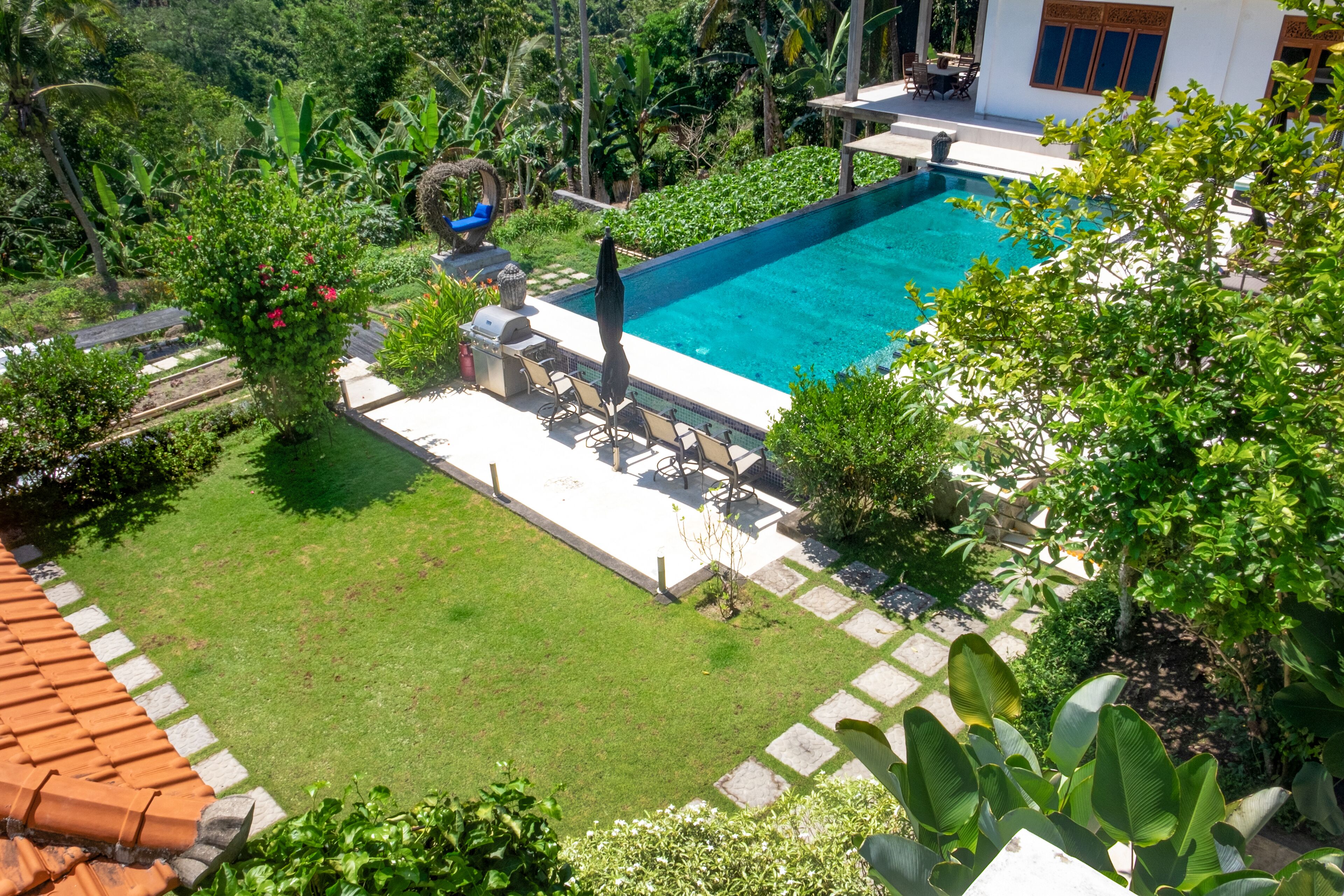 Vila (Lebah I) | Piscina externa | 2 piscinas externas, funciona das 7h às 22h, guarda-sóis