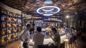3 bares/lounges, bar molhado, bar ao lado da piscina