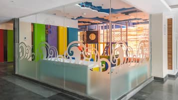 Zona de juegos infantil cubierta