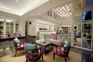 Lobby sitting area - Jambuluwuk Oceano Seminyak Hotel (Seminyak)
