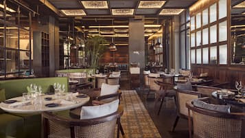 2 restaurantes; se sirve desayuno, almuerzo y cena; cocina internacional