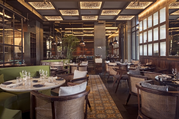 2 restaurantes; se sirven desayunos, almuerzos, cenas y brunches