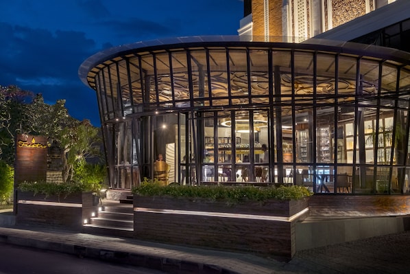 Majoituspaikan julkisivu illalla/yöllä