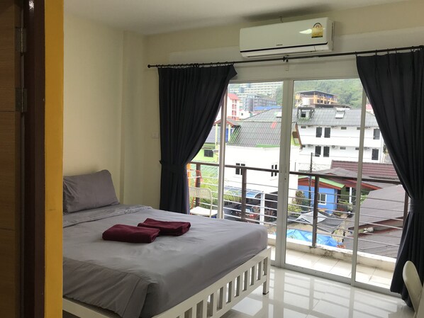 Room with Balcony | In-room safe, free WiFi, bed sheets - Bedbox Guesthouse & Hostel (Patong)