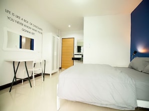 Room with Balcony | In-room safe, free WiFi, bed sheets - Bedbox Guesthouse & Hostel (Patong)