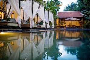 屋外プール、営業時間 9:00 ~ 21:00、カバナ (無料)、プール パラソル