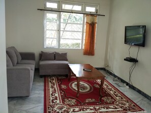 Villa, 5 habitaciones | Sala de estar | Televisión LCD de 32 pulgadas con canales vía satélite y televisión 