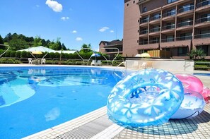 Hồ bơi ngoài trời phục vụ theo mùa 
