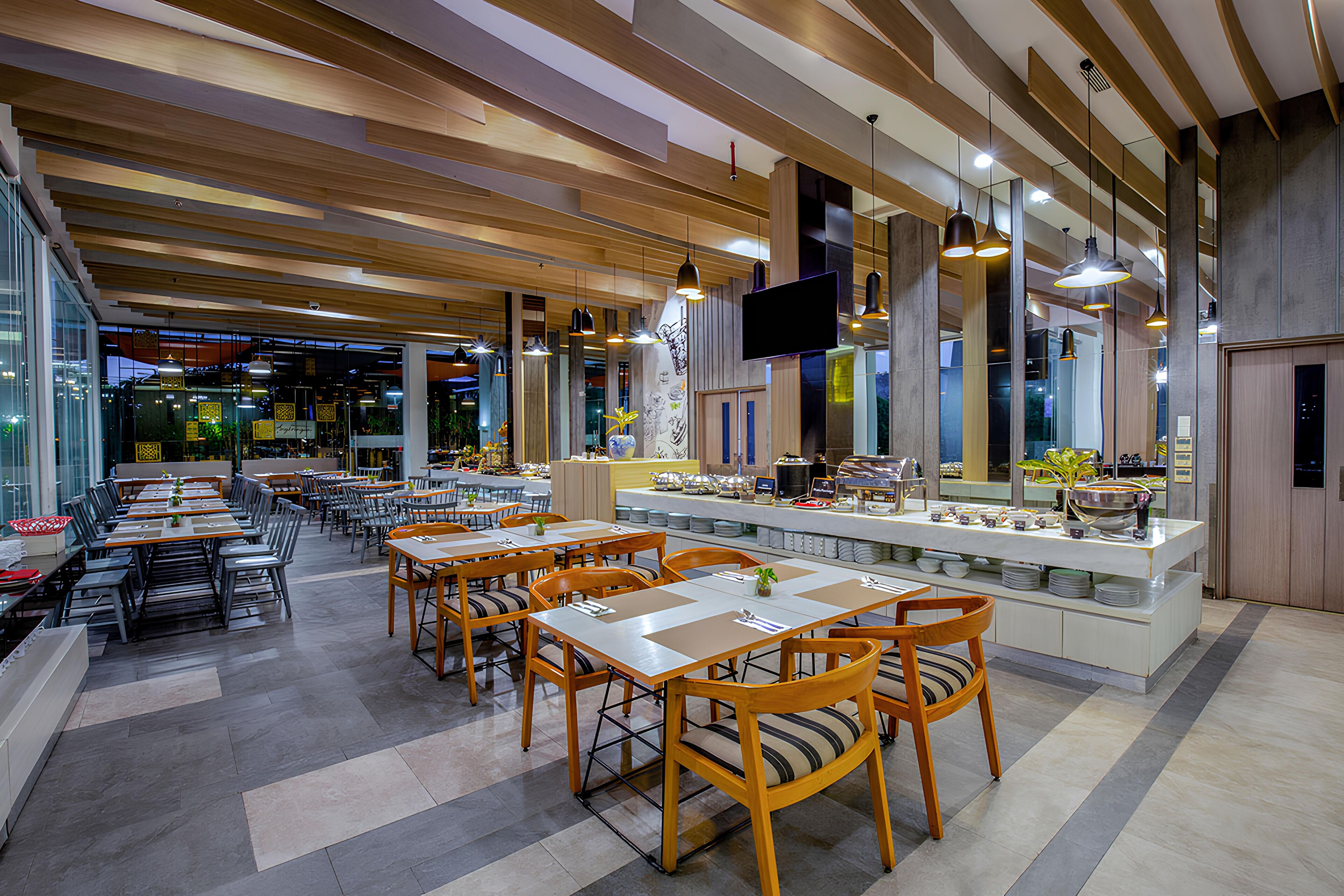 breakfast, lunch, dinner served; international cuisine