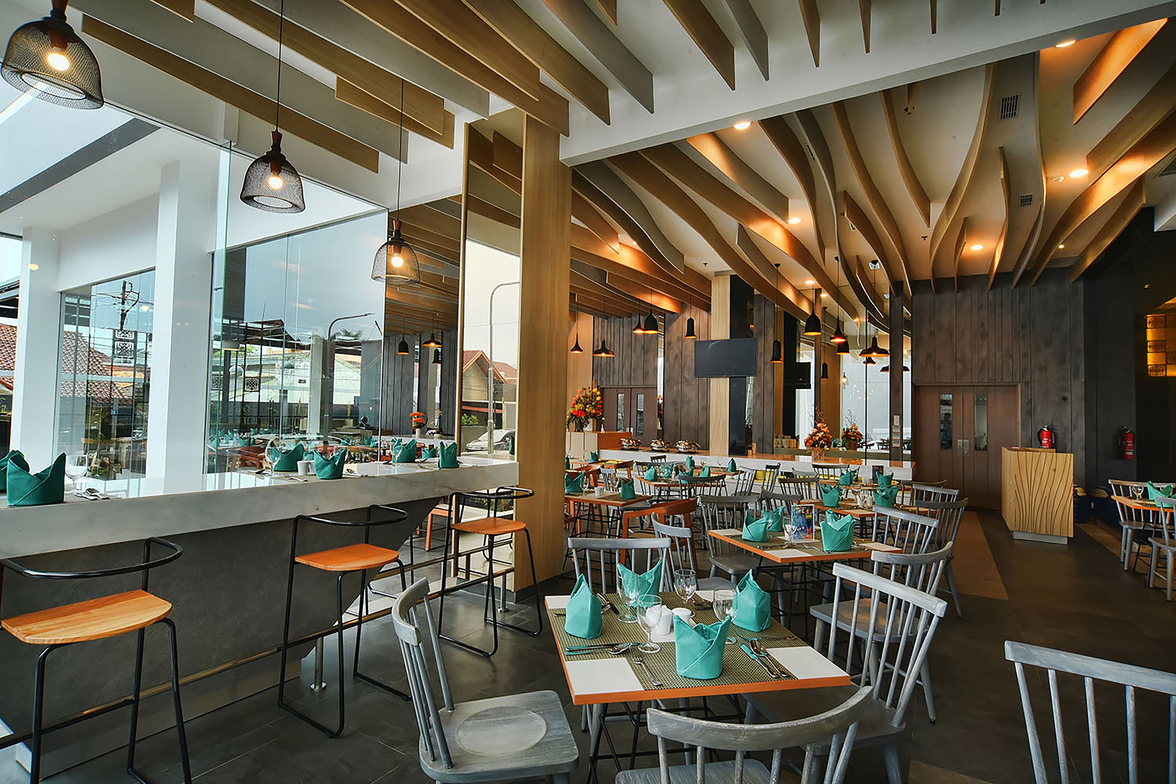 breakfast, lunch, dinner served; international cuisine