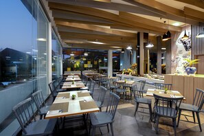 Breakfast, lunch, dinner served; international cuisine  - The 1O1 Palembang Rajawali (Palembang)