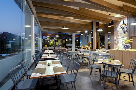 Breakfast, lunch, dinner served; international cuisine . The 1O1 Palembang Rajawali