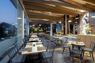 Se sirven desayunos, almuerzos y cenas; cocina internacional