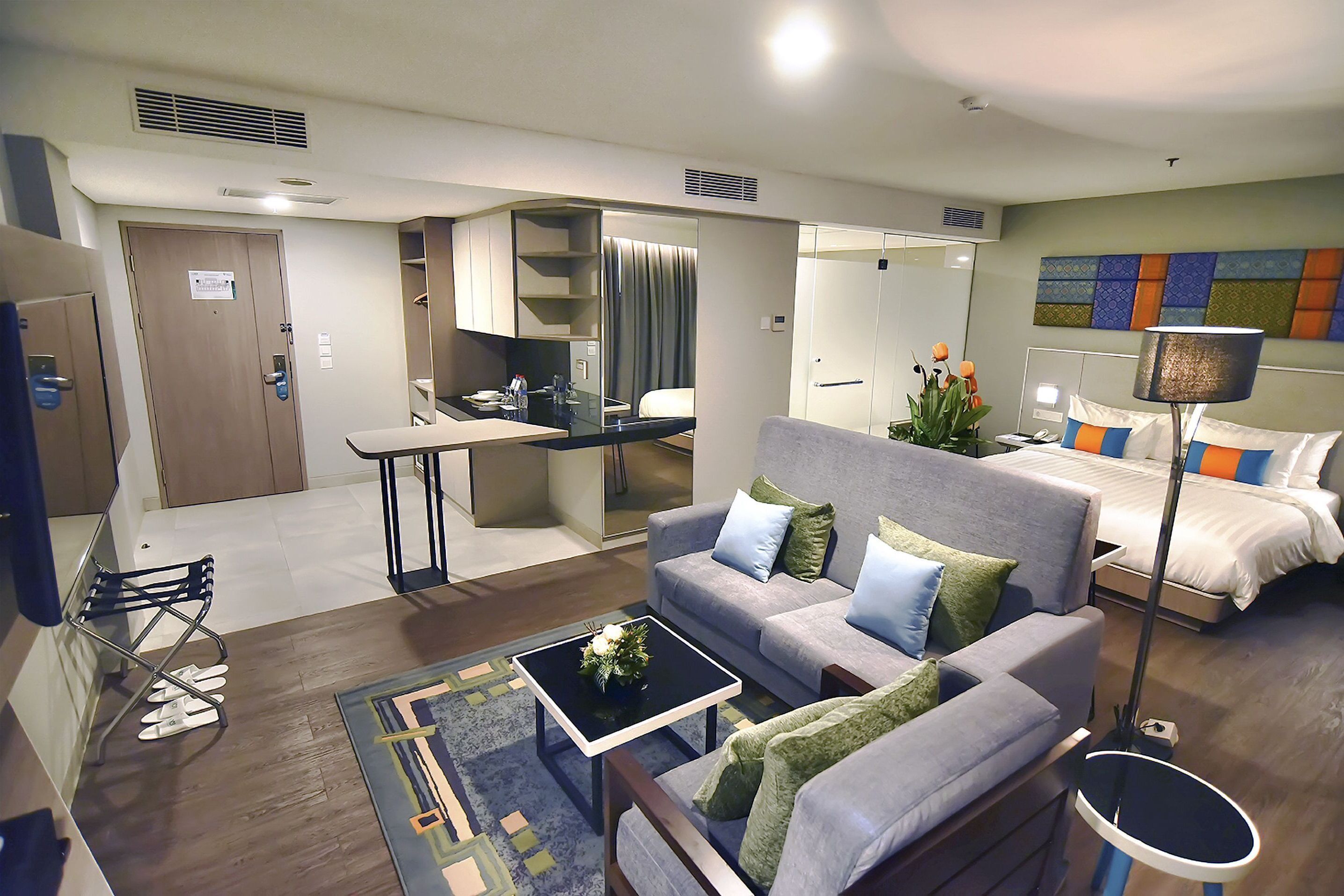 Minibar, safe på rommet, skrivebord og strykejern/-brett